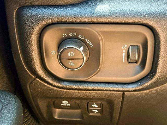 2020 RAM 1500 Big Horn Crew Cab 4x4 5'7' Box