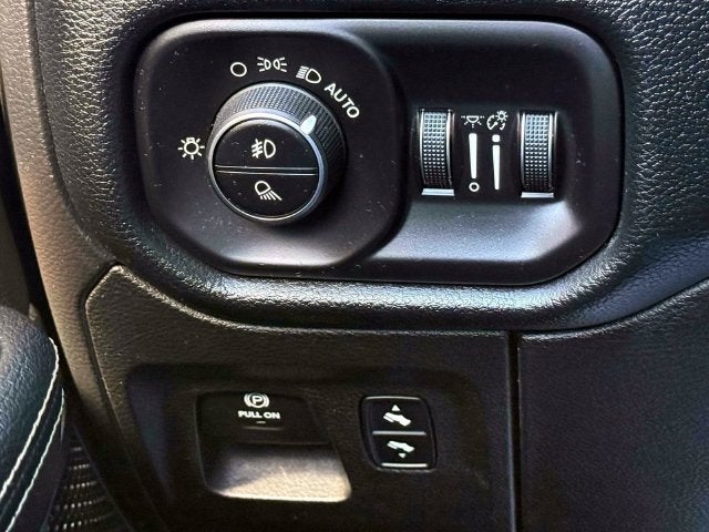 2020 RAM 1500 Laramie Crew Cab 4x4 5'7' Box
