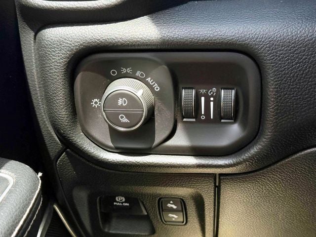2020 RAM 1500 Laramie Crew Cab 4x4 5'7' Box