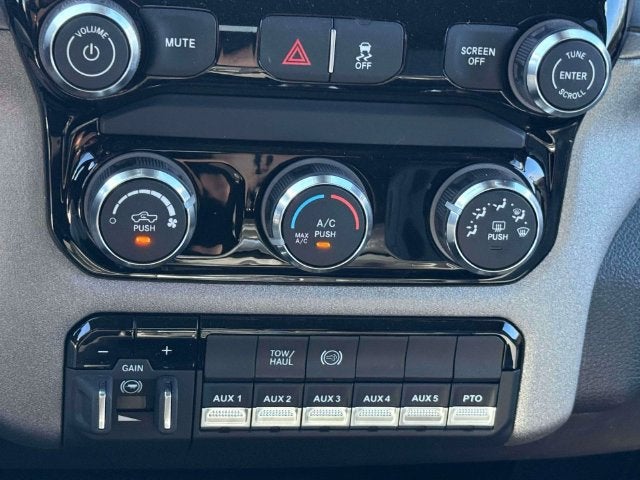 2026 RAM Ram 5500 Chassis Cab RAM 5500 TRADESMAN CHASSIS CREW CAB 4X4 84' CA