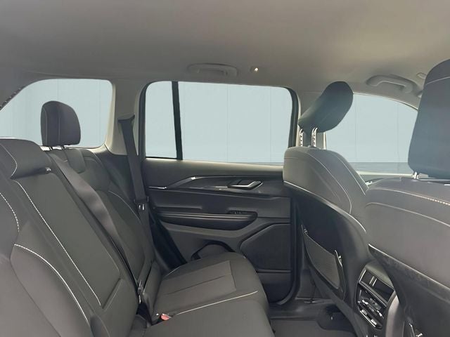 2023 Jeep Grand Cherokee Laredo 4x4