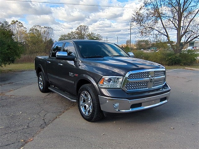 2017 RAM 1500 Laramie Crew Cab 4x4 5'7' Box