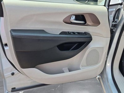 2024 Chrysler Voyager LX