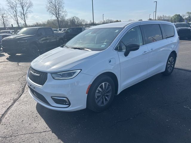 2024 Chrysler Pacifica Hybrid Select