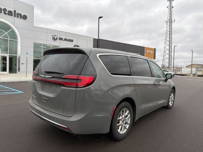 2025 Chrysler Pacifica Select