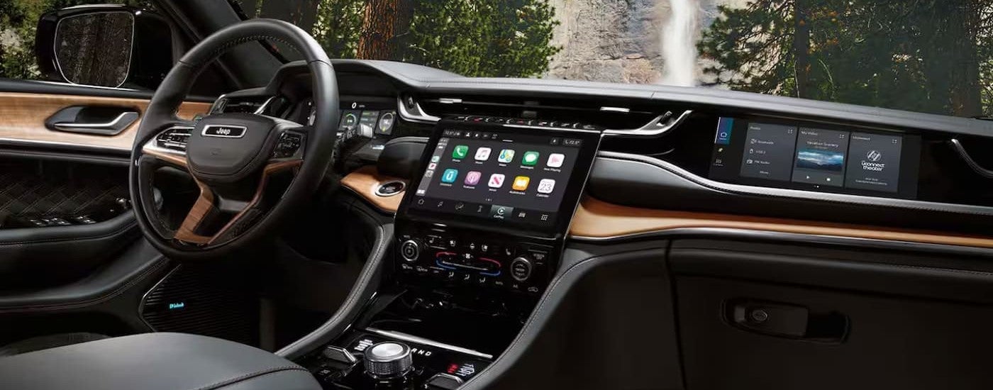 The black and brown dashboard in a 2025 Jeep Grand Cherokee.